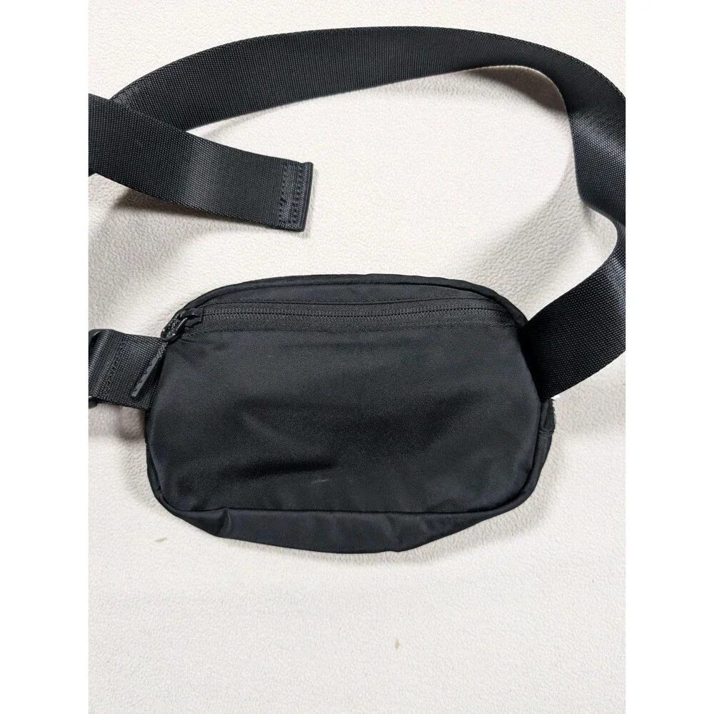 Lululemon Everywhere Women's Belt Bag 1L  Black Silver Logo Fanny Pack Shoulder